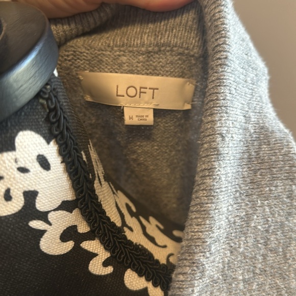 LOFT sweater - M, but fits very loosely - Picture 3 of 6